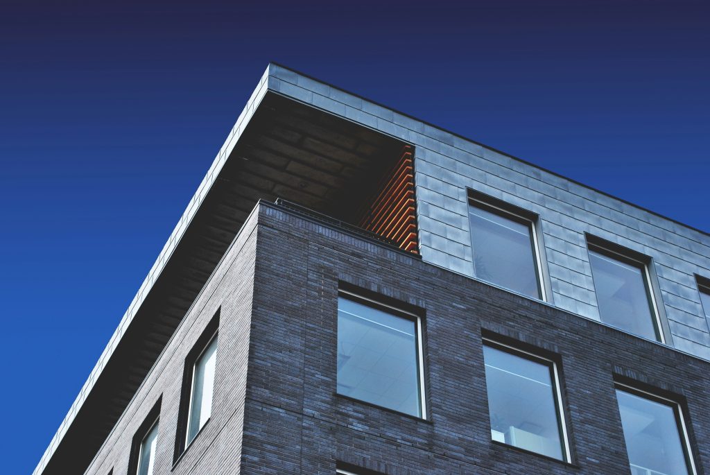 Licença de Habitação: O Que é, Como Solicitar e Quanto Custa? 1 Licença de Habitação; casa urbana sobre céu azul-